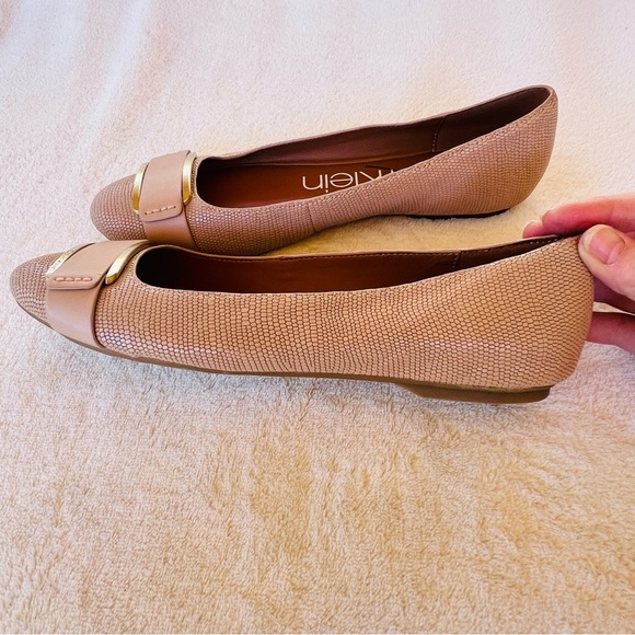 Calvin Klein Oneta genuine leather Tan
Flats with Textured Toe Cap SIZE 9 - Picture 6 of 11